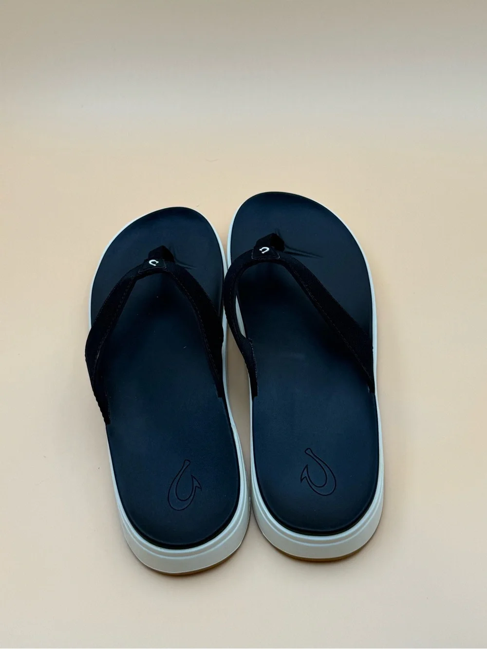 OluKai Black Solid Women’s Flip Flop Sandals Logo Non-Marking Slip-On US 8